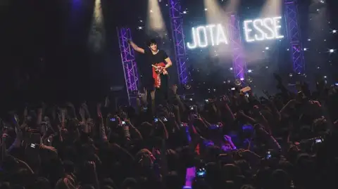 Jota Esse — artista musical para eventos