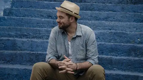 Santiago Cruz — artista musical para eventos
