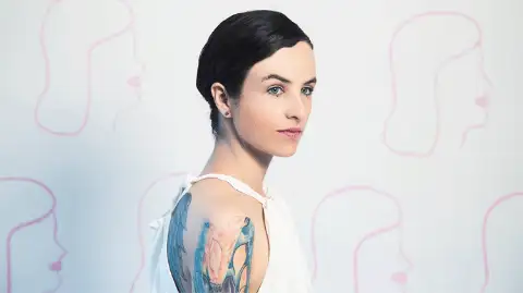 Ela Minus — artista musical para eventos