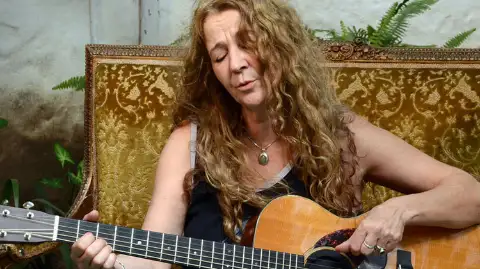 Claudia Puyó — artista musical para eventos