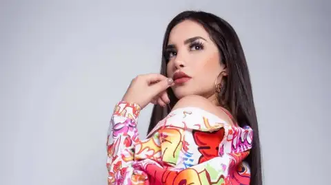 Kim Loaiza — artista musical para eventos