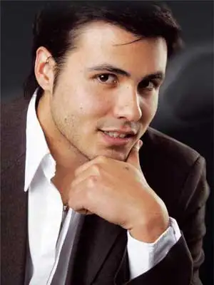 Julian Burgos — artista musical para eventos