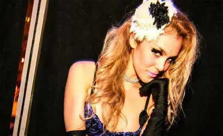 Rebeca Maria Vazquez — artista para eventos