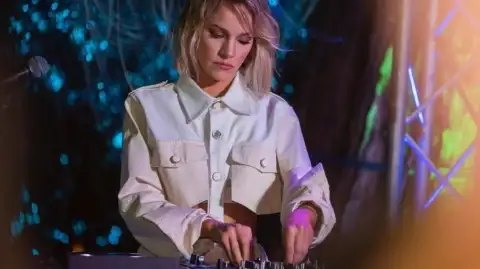Virginia Da Cunha — DJ para eventos